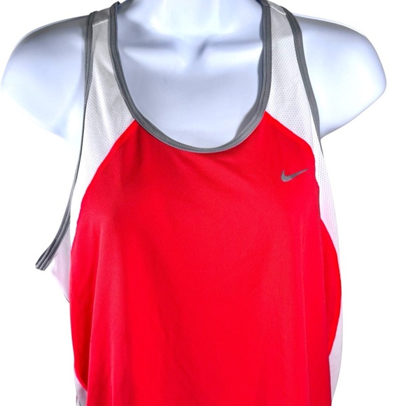 NWOT Women’s Nike Dry Fit Muscle Shirt Size XL - Picture 2 of 4